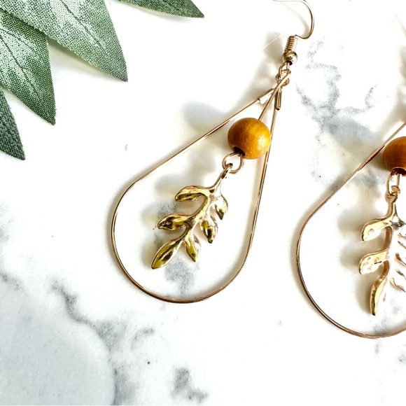 2/$30🌵 Gold Tone Teardrop Water Droplet Wood Bead Leaf Charm Earrings Boho NEW - Picture 3 of 7